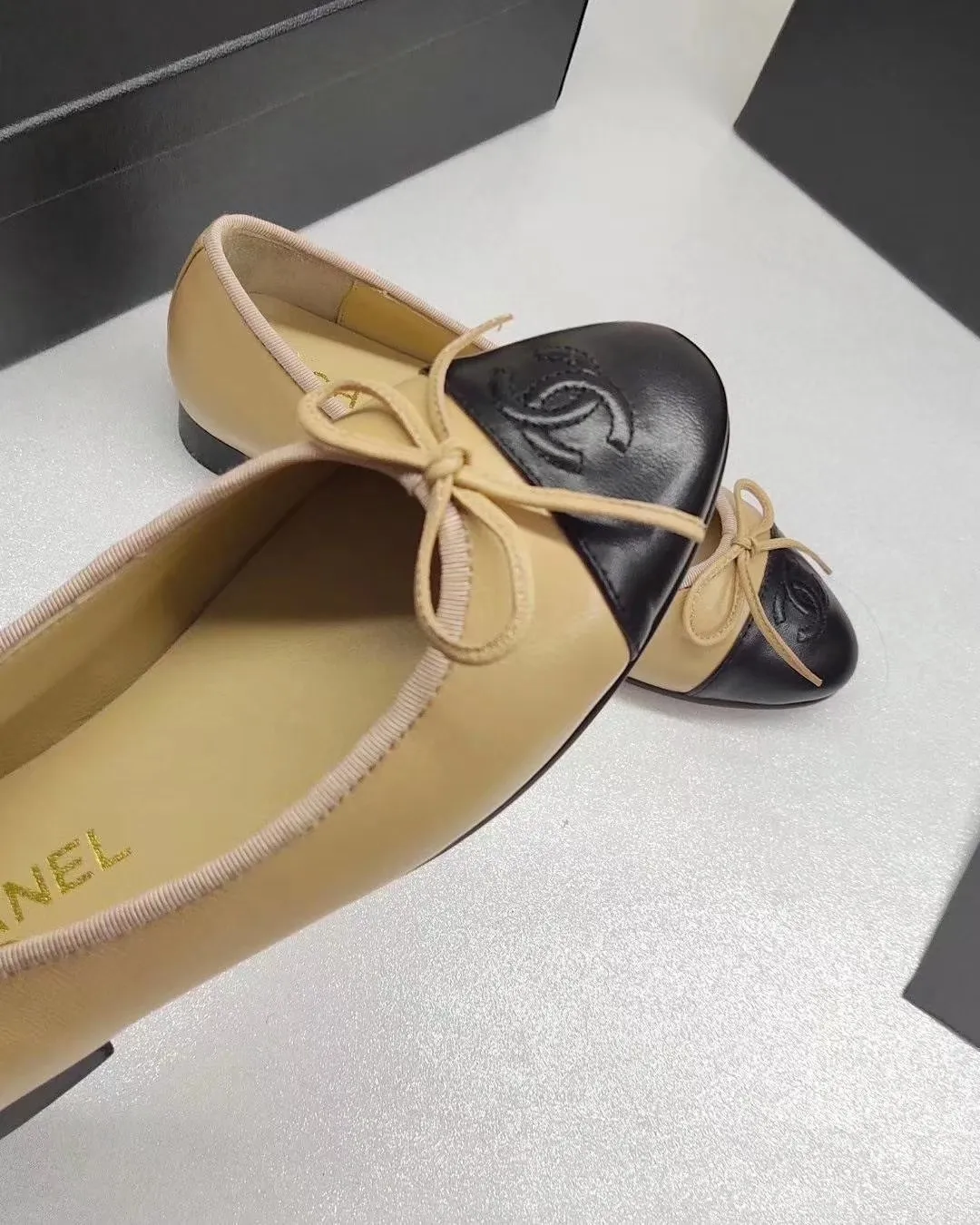 👟👟Ex-factory price 440👟👟 Chanel Chanel, ballet shoes, fashionable items, timeless classics, maintaining elegance. Exquisite style can be seen everywhere on the feet of celebrities and Internet celebrities. Luxury, replica of the popular original that will never fade away, upper; imported mixed sheepskin, inner sheepskin, size 35-41, genuine leather sole. There are too many colors for this type of fabric, please come to us for enquiries.